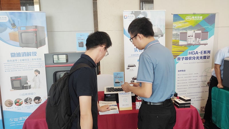 銷售總經(jīng)理為客戶展示商品，耐心答疑解惑