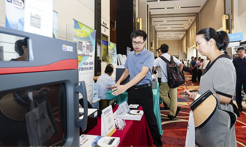 銷售總經(jīng)理為客戶展示商品，耐心答疑解惑