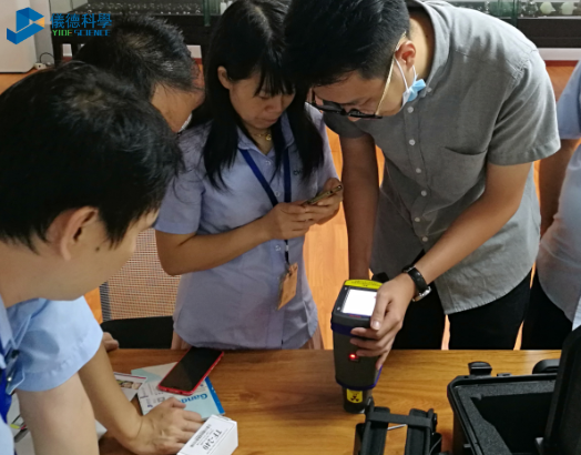 手持光譜儀現(xiàn)場(chǎng)操作照