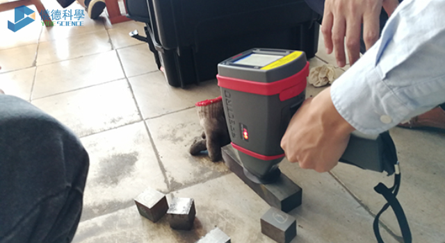 手持式X射線(xiàn)熒光光譜儀現(xiàn)場(chǎng)